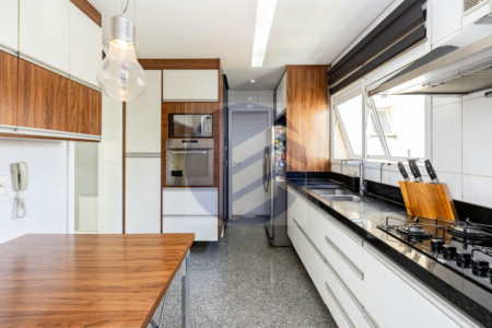 Duplex à venda com 3 quartos, sendo 3 suítes, em Vila Suzana 287m²