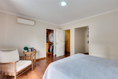 Casa à venda com 3 suítes no condomínio Vila Versalhes, São Paulo - SP
