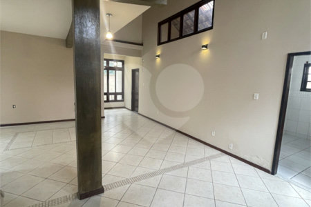 Casa à venda com 5 quartos, sendo 3 suítes, no condomínio Recanto das Palmeiras, Rio de Janeiro - RJ