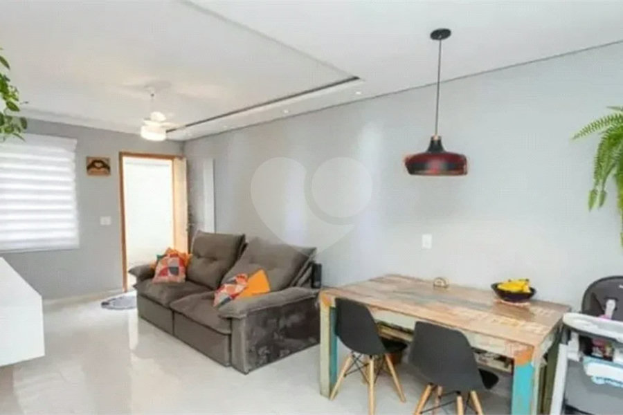 Casa à venda com 3 quartos, sendo 2 suítes, no condomínio Residencial Erika, São Paulo - SP