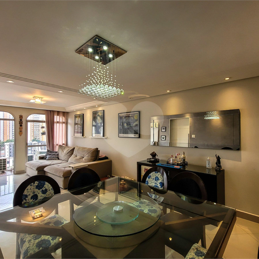 Apartamento de 143m² com 3 dormitórios e 2 vagas de garagem.