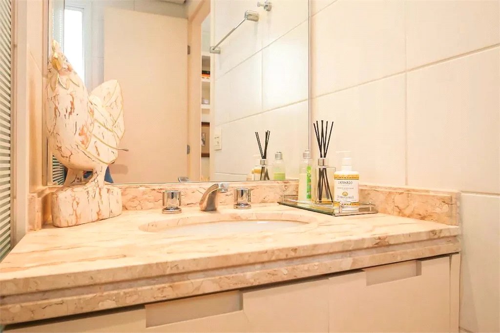 Apartamento à venda com 3 suítes em Real Parque, São Paulo, SP