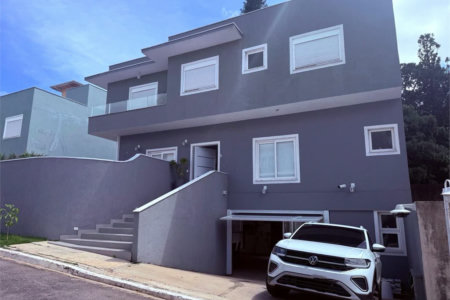 Sobrado à venda com 4 quartos, sendo 2 suítes,  em Vila Santo Antônio, Cotia, SP