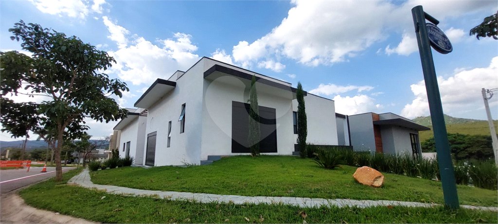 Casa à venda ou para alugar com 4 quartos, sendo 3 suítes, no condomínio Figueira Garden, Atibaia - SP