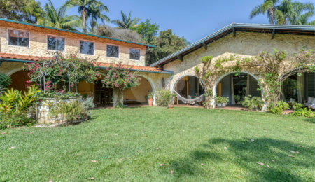 Casa à venda com 6 quartos, sendo 2 suítes,  no condomínio Chácara Flora, São Paulo - SP