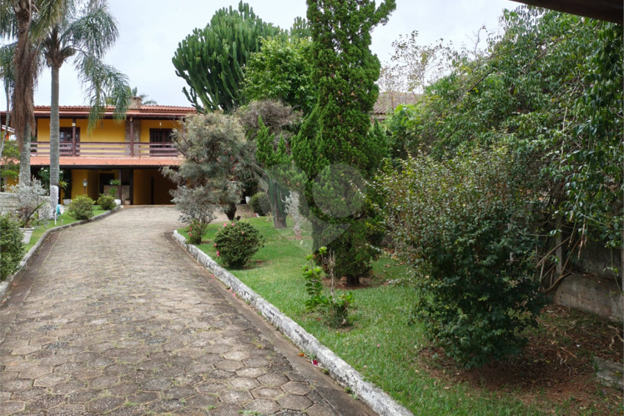 Casa à venda com 4 quartos, sendo 2 suítes,  em Country Residencial Felix, Bom Jesus dos Perdões, SP