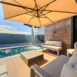 Indaiatuba - Quintas da Terracota - 1252 m² de terreno - casa térrea com 514 m² de área construída -3 vagas de garagem cobertas e 3 descobertas Lavabo - Sala de estar e jantar amplas e integradas - Escritório privativo - Cozinha toda equipada com geladeira, forno, micro-ondas, lava-louças,