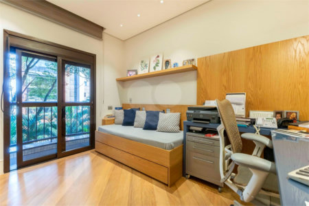 Apartamento à venda com 4 quartos, sendo 3 suítes, em Moema, São Paulo, SP