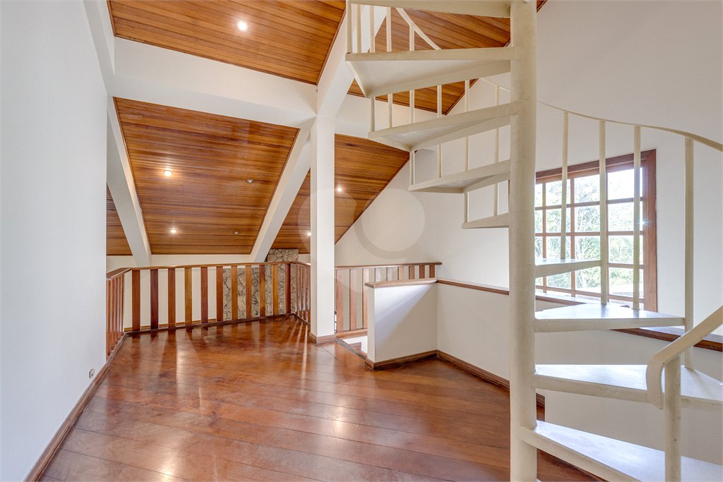 Casa à venda com 5 quartos, sendo 3 suítes, no condomínio Granja do Morumbi, São Paulo - SP