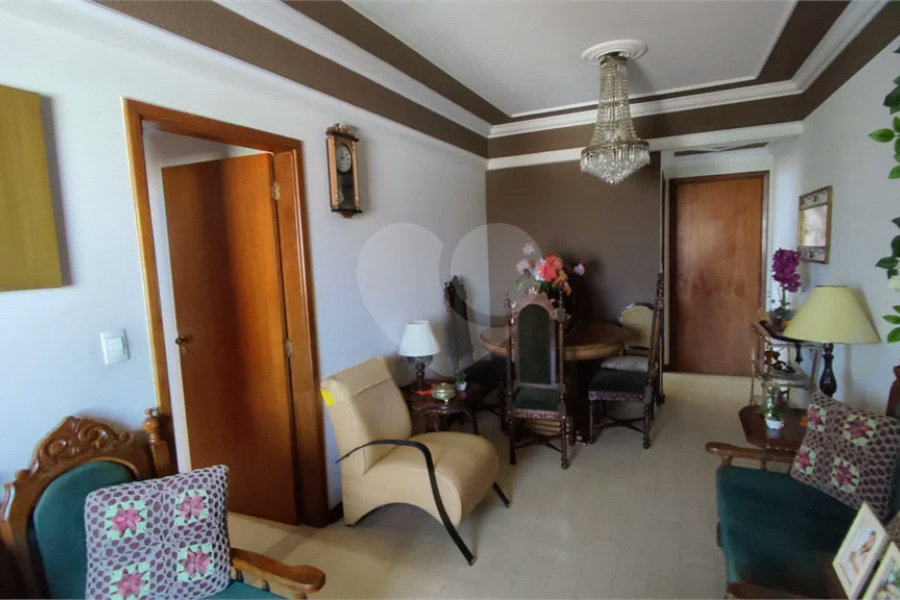 Vende-se apartamento de dois dormitórios no Edifício Marseille, no Centro de Piracicaba;