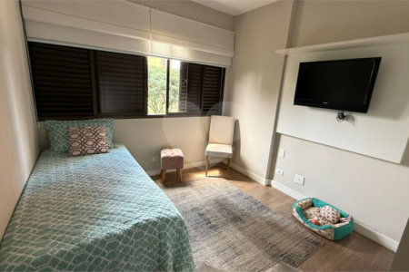 Apartamento de 130 m² com três dormitórios, sendo uma suíte, com armários embutidos, dependências de empregado e lavabo