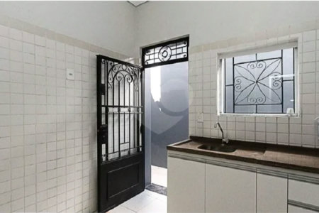 Sobrado à venda no Belenzinho de 208 m² com 6 dormitórios, 4 banheiros e 2 vagas