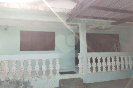 Casa térrea com 2 dormitórios, sendo 1 suíte.