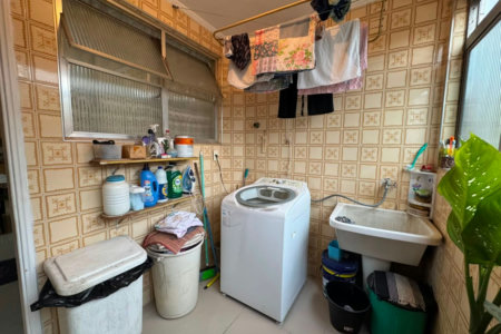 Apartamento com 2 dormitórios e suíte + dependência de serviço completa na Ponta da Praia – Localização privilegiada próximo à Praça Dino Bueno