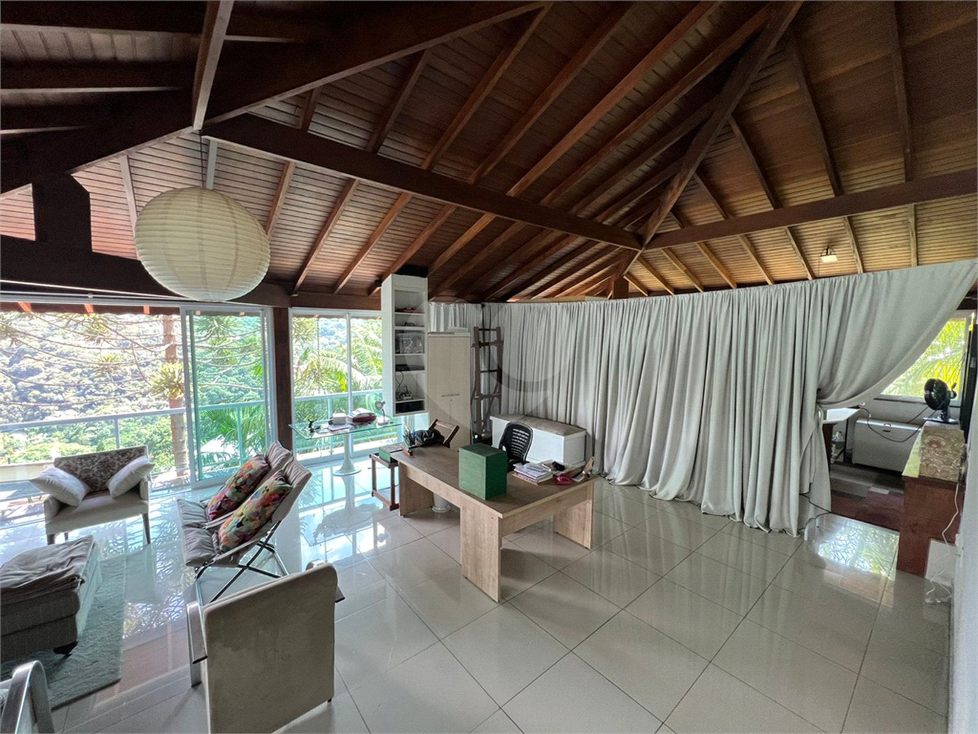 Casa à venda com 6 quartos, sendo 5 suítes, no condomínio Alpes da Cantareira, Mairiporã - SP