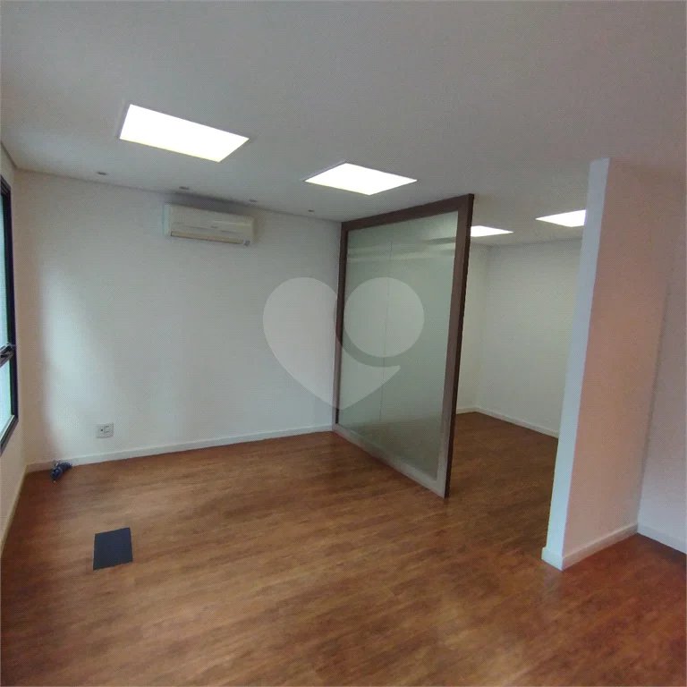 Sala comercial na Oscar Freire à venda Sala coml à venda na Oscar Freire OPORTUNIDADE Sala coml esquina. Rebouças