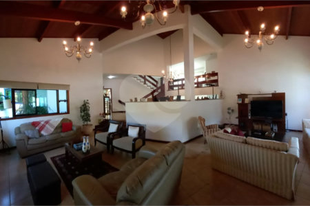 Casa à venda com 4 quartos, sendo 1 suíte, no condomínio Vale do Itamaracá, Valinhos - SP