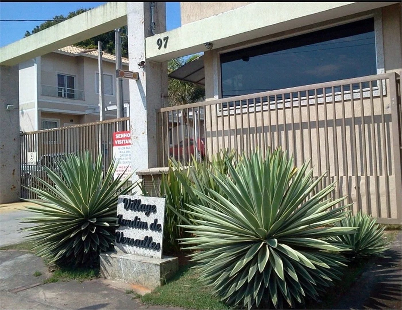 Casa à venda com 3 quartos, sendo 1 suíte, no condomínio Village Jardim Versailles, Jundiaí - SP