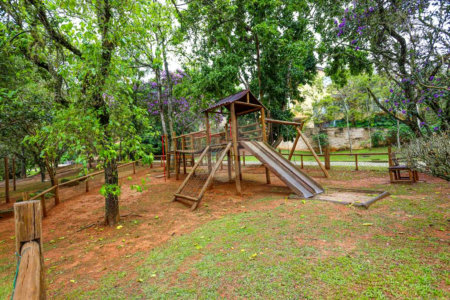 Casa à venda com 4 quartos, sendo 2 suítes,  no condomínio Granja Vianna II, Cotia - SP