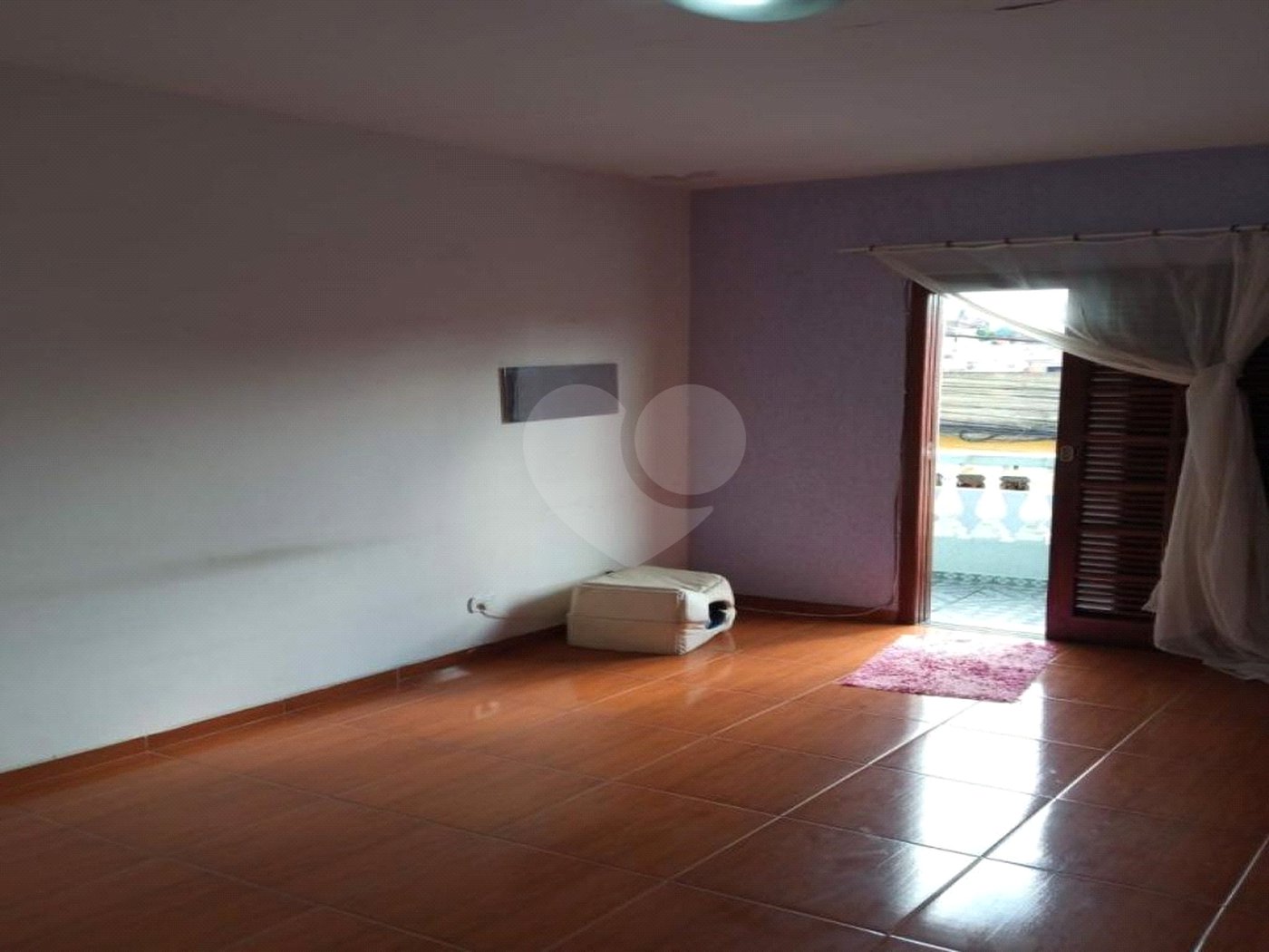 Ótimo sobrado, com amplo espaço interno (127m2), possuindo 03 dormitórios (01 suíte),