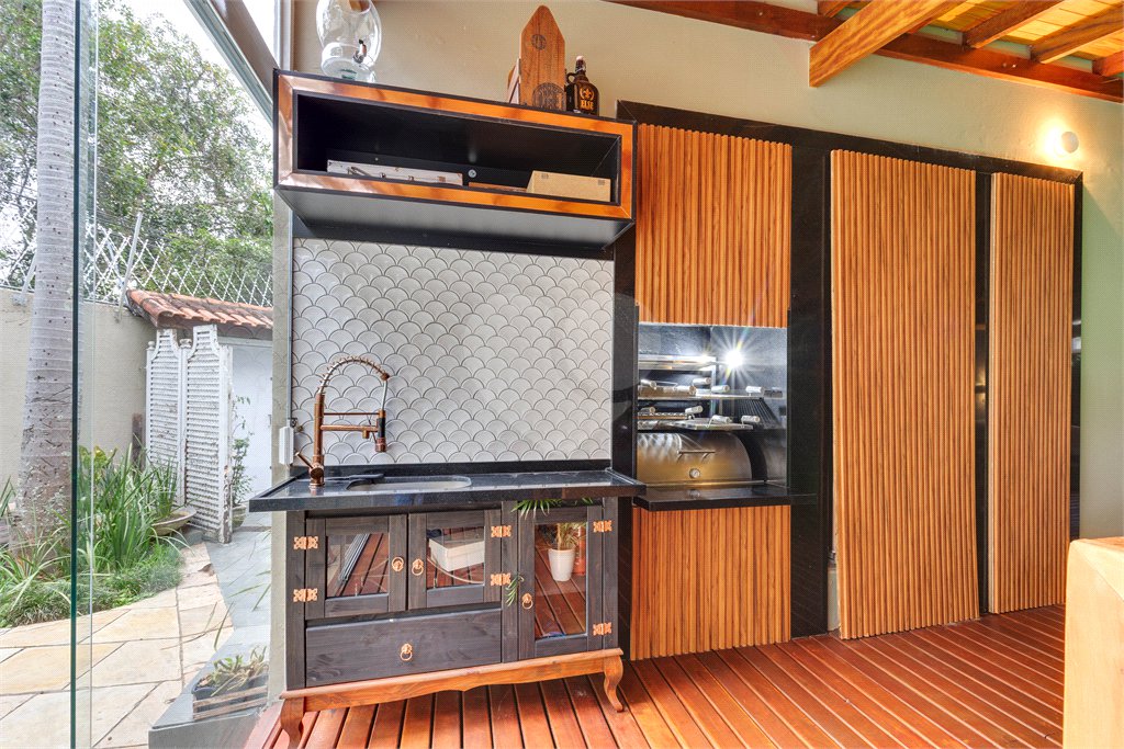 Casa à venda com 5 quartos, sendo 3 suítes, em Alto da Boa Vista, São Paulo, SP