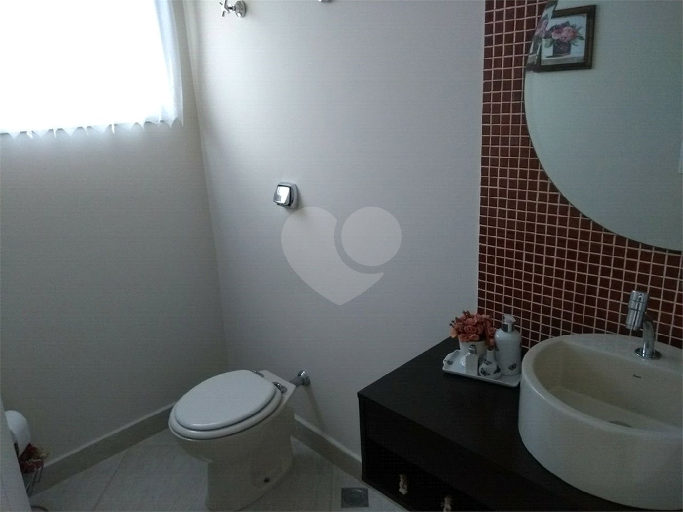 Casa à venda com 3 quartos, sendo 2 suítes,  no condomínio Terras do Oriente, Valinhos - SP