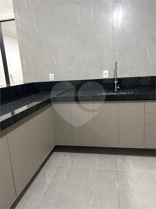 Casa à venda com 3 quartos, sendo 1 suíte, no condomínio Residencial Alto da Boa Vista, Araraquara - SP