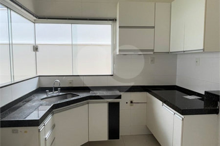 Vende-se casa no Village Damha II