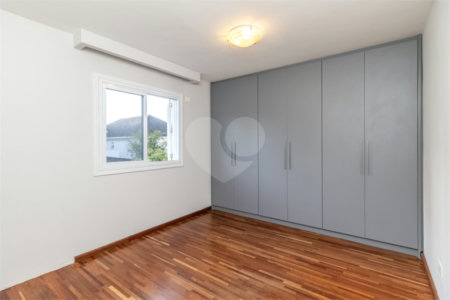 Casa à venda com 4 quartos, sendo 3 suítes, no condomínio Village Place, São Paulo - SP