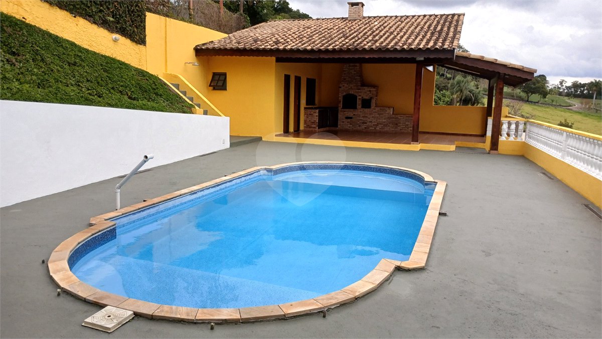 Casa em condomínio para alugar com 3 quartos, sendo 1 suíte, em Vila Petrópolis, Atibaia, SP