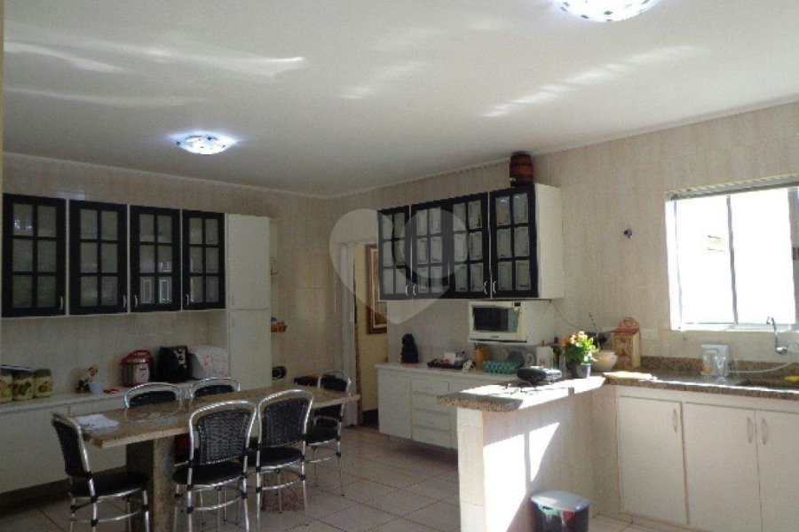 Sobrado à venda com 4 quartos, sendo 1 suíte, em Jardim Floresta, São Paulo, SP