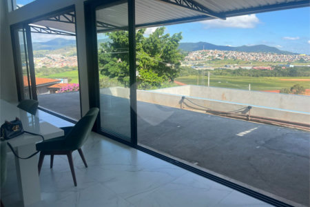 Casa à venda com 3 quartos, sendo 2 suítes,  no condomínio Residencial Alto da Floresta, Bom Jesus dos Perdões - SP