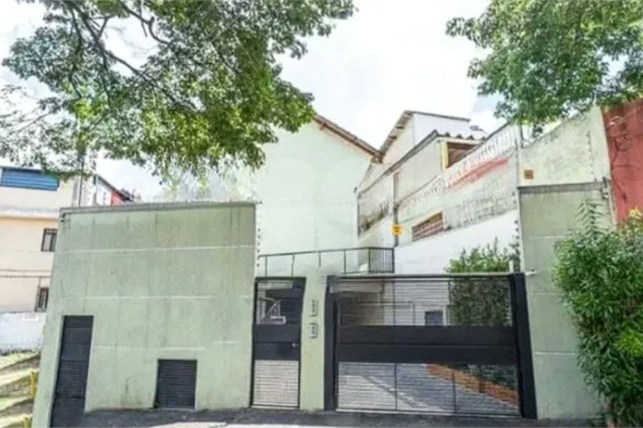 Casa à venda com 3 quartos, sendo 2 suítes, no condomínio Residencial Erika, São Paulo - SP