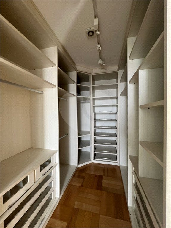 Apartamento à venda com 4 quartos, sendo 2 suítes,  em Vila Oliveira, Mogi das Cruzes, SP