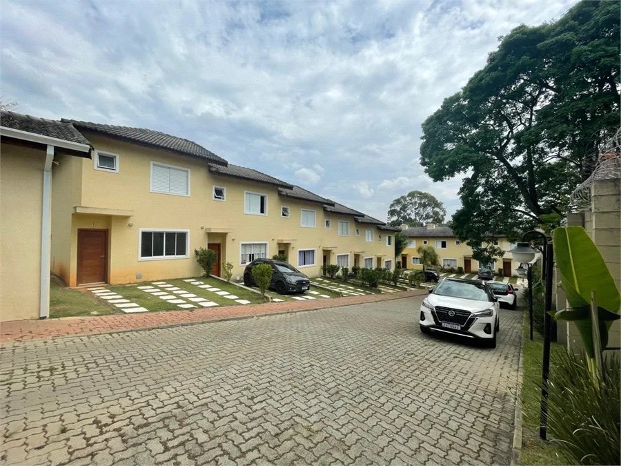 Casa à venda com 2 suítes no condomínio Cotia, Cotia - SP