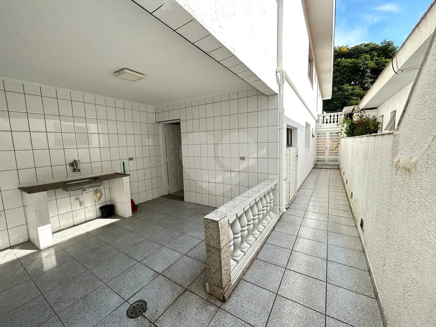 SOBRADO PARA LOCAÇÃO NO PARQUE DOMINGOS COM 03 DORM 01 SUITE 02 VAGAS DE GARAGEM