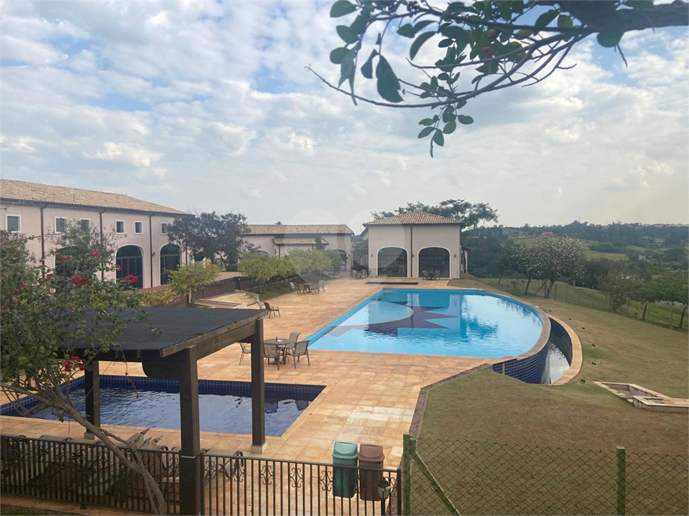 Casa à venda com 3 suítes no condomínio Campo de Toscana, Vinhedo - SP
