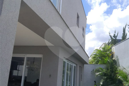 Casa à venda com 3 suítes em Moinho Velho, Cotia, SP