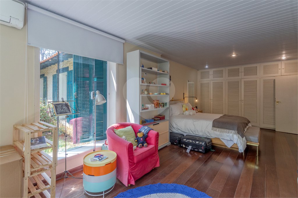 Casa à venda com 6 quartos, sendo 2 suítes, no condomínio Chácara Flora, São Paulo - SP