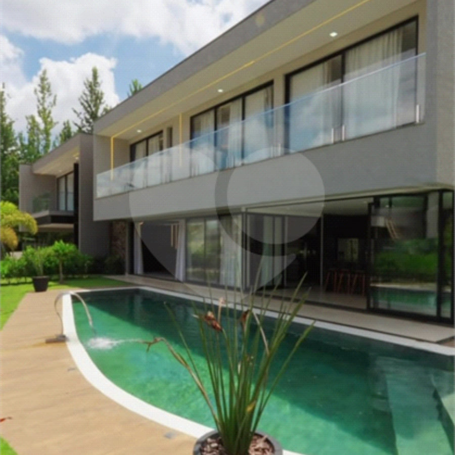 Casa à venda com 4 suítes no condomínio Figueira Garden, Atibaia - SP