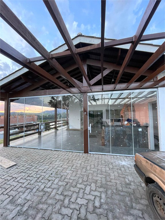 Casa à venda com 3 suítes no condomínio Riviera dos Pássaros, Joanópolis - SP