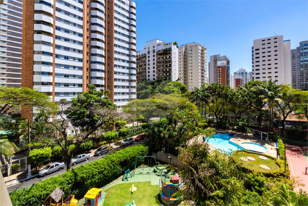 Apartamento à venda com 3 quartos, sendo 1 suíte, em Moema, São Paulo, SP