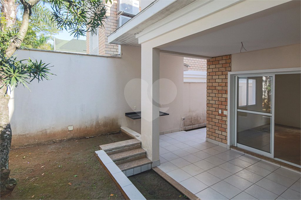 Casa à venda com 4 quartos, sendo 2 suítes, no condomínio Bristol Village, São Paulo - SP
