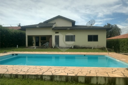 Casa à venda com 4 quartos, sendo 1 suíte,  no condomínio Village da Serra, Araçoiaba da Serra - SP