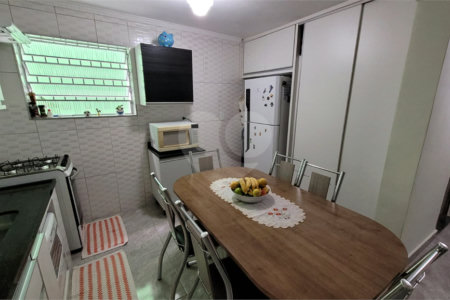 Casa à venda com 4 quartos, sendo 1 suíte, em Parque Maria Domitila, São Paulo, SP