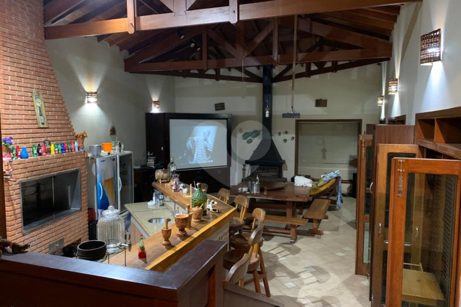 Casa à venda com 5 quartos, sendo 2 suítes, no condomínio Capela do Barreiro, Itatiba - SP