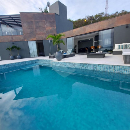 Casa à venda com 4 quartos, sendo 3 suítes, em Albatroz, Armação dos Búzios, RJ