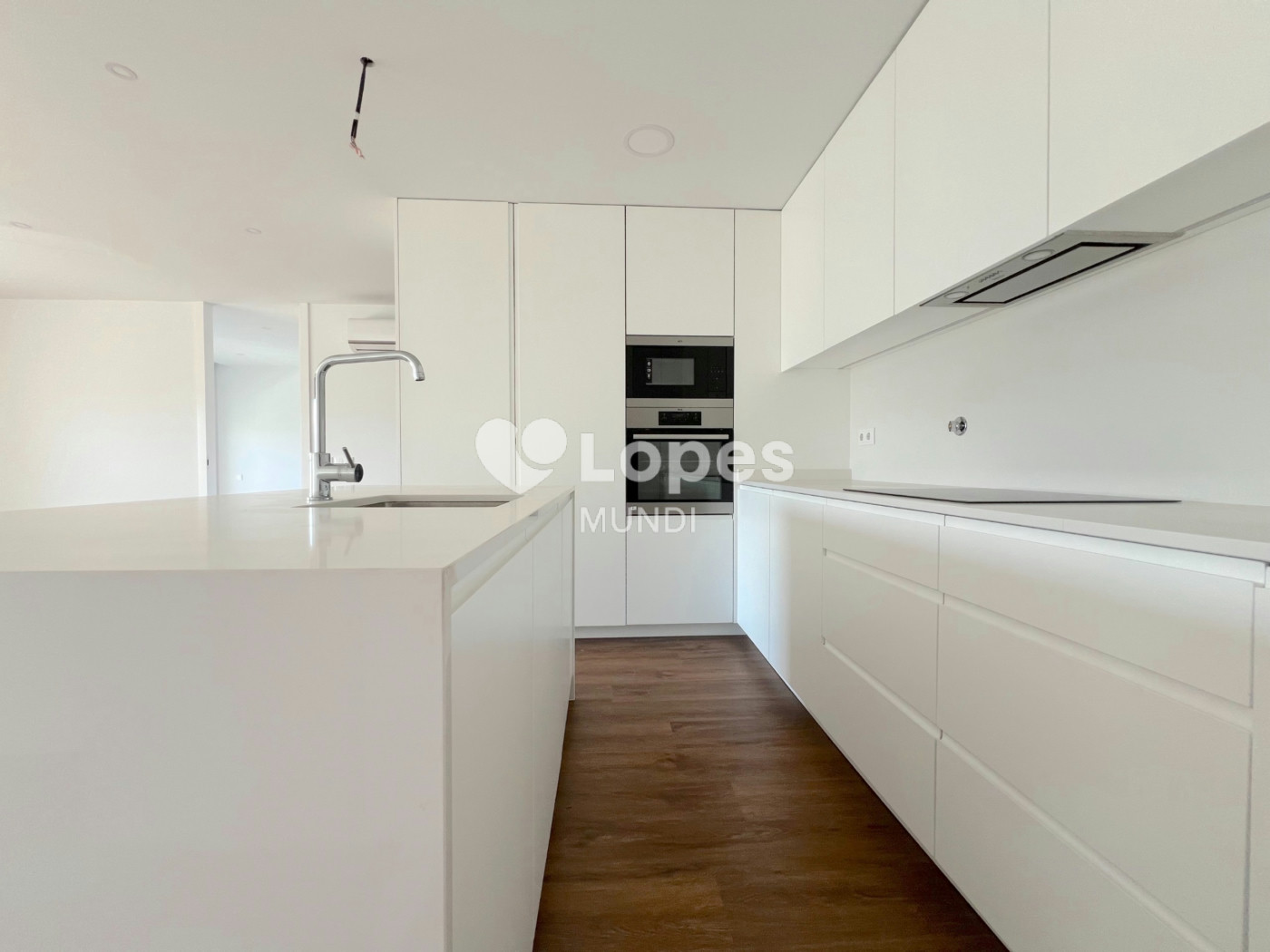Apartamento T2 à venda em Águas Santas, Maia, Portugal – Varanda e garagem