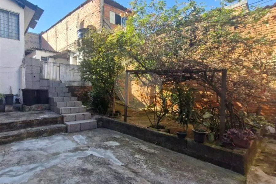 Sobrado à venda com 8 quartos em Vila Guarani, São Paulo, SP
