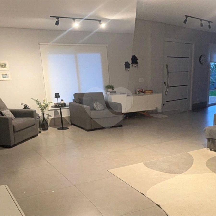 Sobrado à venda com 4 quartos, sendo 2 suítes, em Vila Santo Antônio, Cotia, SP